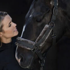 Halster Eskadron Essence Sparkle Faux Fur Double Pin Donkergroen -Weath Paard Winkel halster eskadron essence sparkle faux fur double pin donkergroen 1500x1500 171546