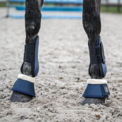 Peesbeschermers Horsegear Livio Donkerblauw 8 Peesbeschermers Horsegear Livio Donkerblauw -Weath Paard Winkel peesbeschermers horsegear livio donkerblauw 1500x1500 136986